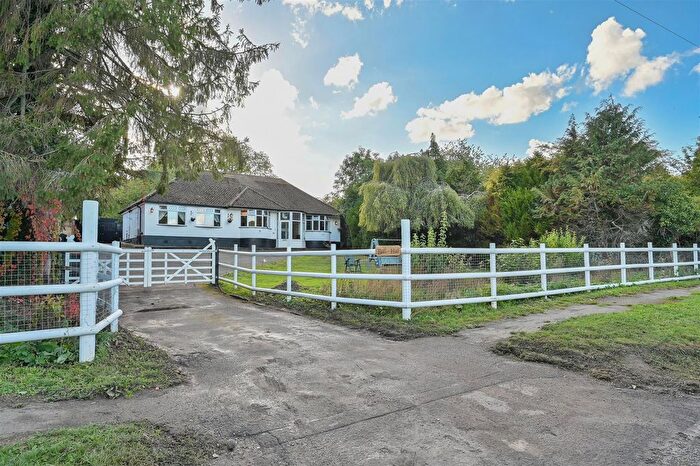 4 Bedroom Detached Bungalow For Sale In Mancroft Road, Aley Green, Luton, LU1