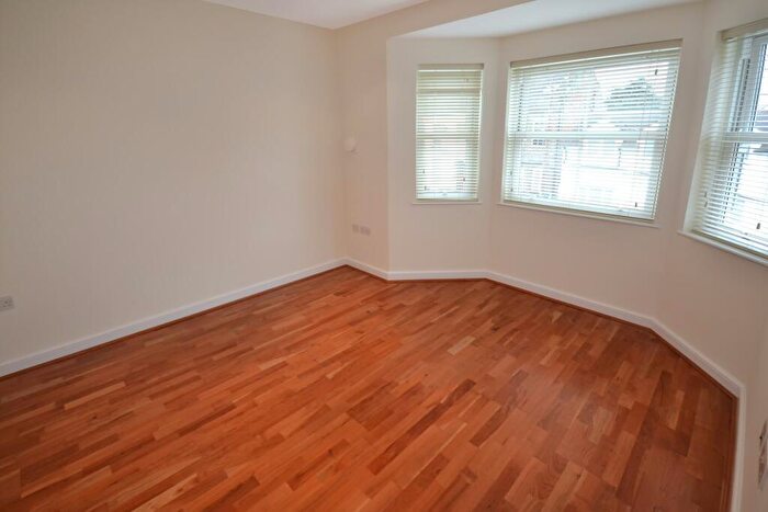 3 Bedroom Flat To Rent In Oak Grove, Cricklewood, NW2