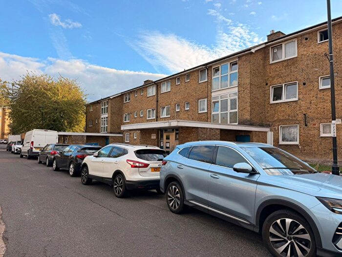 3 Bedroom Flat To Rent In Grove Street, London, SE8