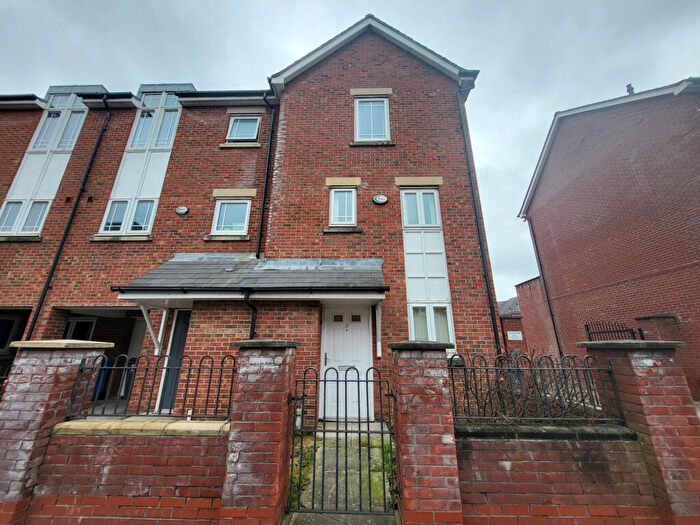4 Bedroom Town House To Rent In Mackworth Street, Hulme, Manchester, M15