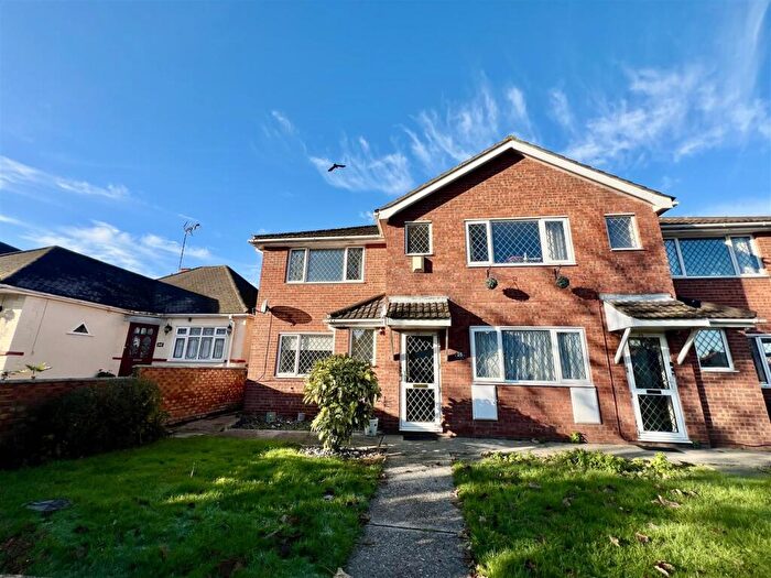 2 Bedroom Flat To Rent In Queen Annes Drive, Westcliff-On-Sea, SS0
