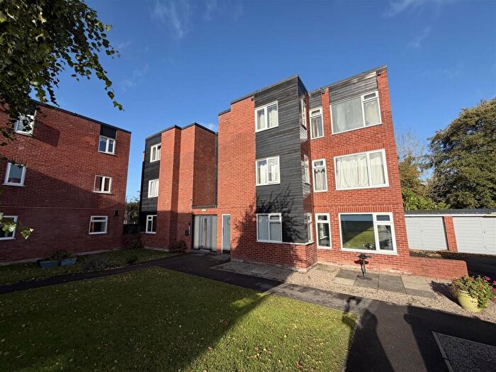 2 Bedroom Apartment For Sale In Blackmoor Court, Leeds, LS17