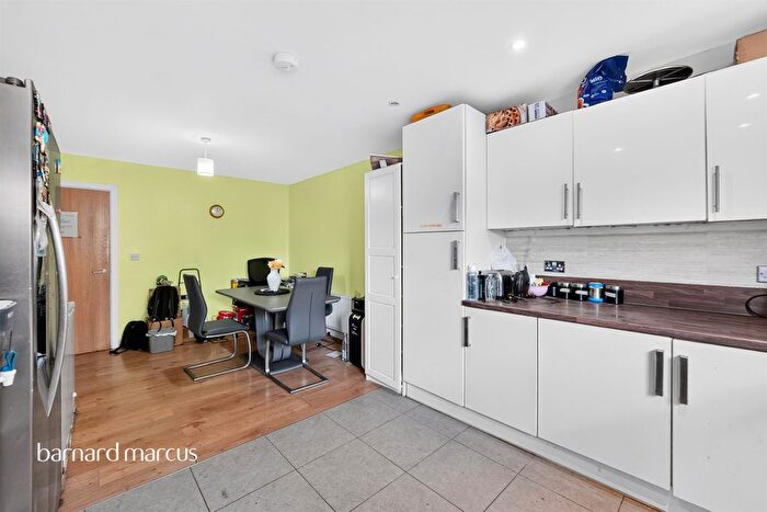 3 Bedroom Flat For Sale In Talbot Close, Mitcham, CR4