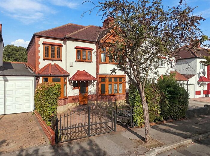 4 Bedroom Property For Sale In Charnwood Drive, South Woodford, E18