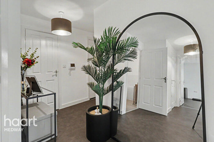 2 Bedroom Flat For Sale In Starboard Crescent, Chatham, ME4