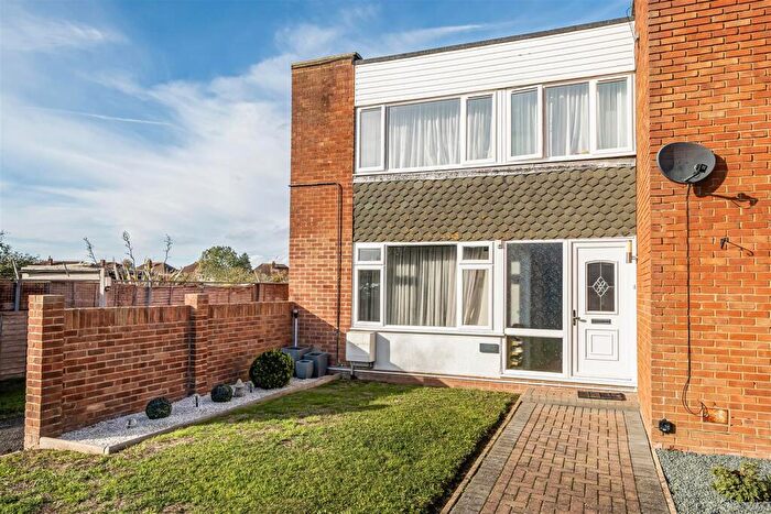 3 Bedroom End Of Terrace House For Sale In The Paddock, South Bersted, PO22