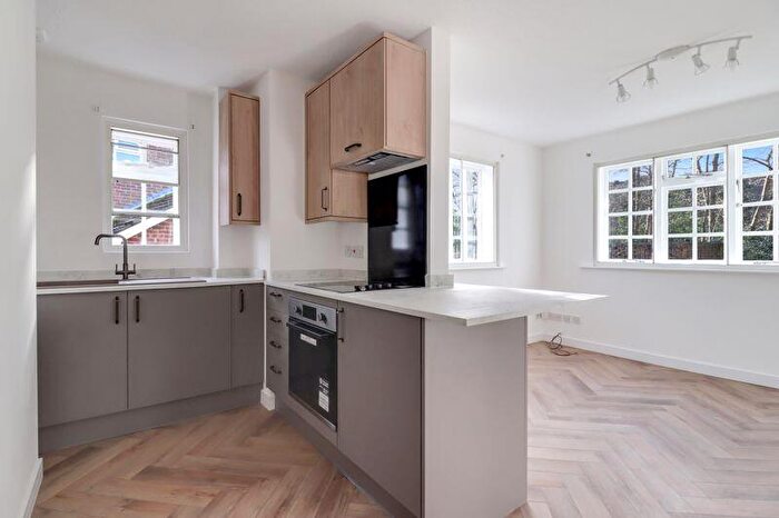 1 Bedroom Apartment For Sale In Hawkesworth Drive, Bagshot, GU19