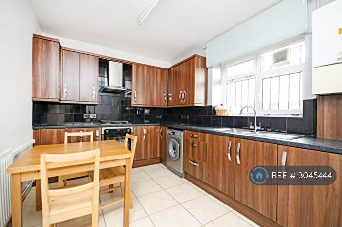 3 Bedroom Flat To Rent In Homerton Road, London, E9