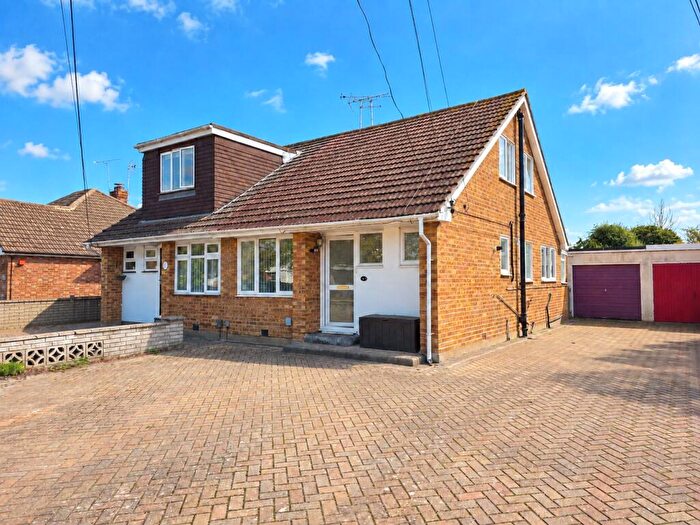 3 Bedroom Semi-Detached House For Sale In Grange Avenue, Wickford, Essex, SS12