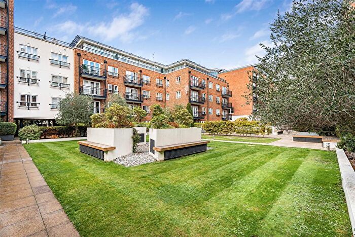 2 Bedroom Flat For Sale In Seven Kings Way, Kingston Upon Thames, KT2