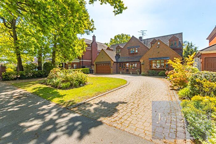 5 Bedroom Detached House For Sale In Stradbroke Drive, Chigwell, IG7
