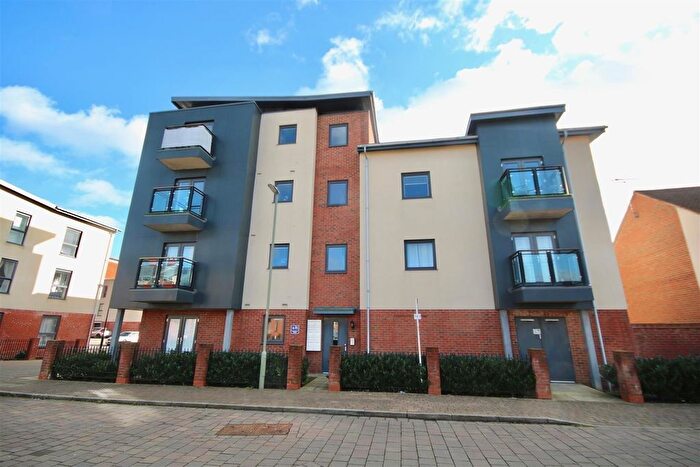 2 Bedroom Flat For Sale In Tiller Road, Waterlooville, PO7