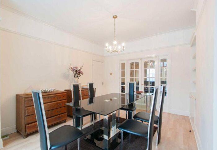 4 Bedroom Flat To Rent In Balfour Road, London, W3