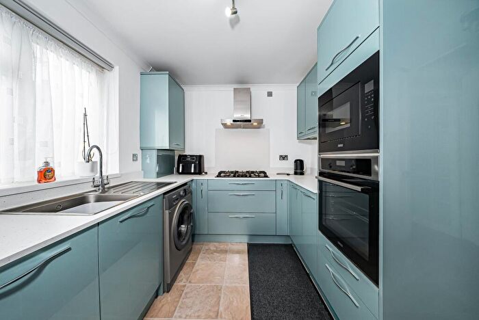 2 Bedroom Flat For Sale In Lundy Close, Southend-On-Sea, SS2