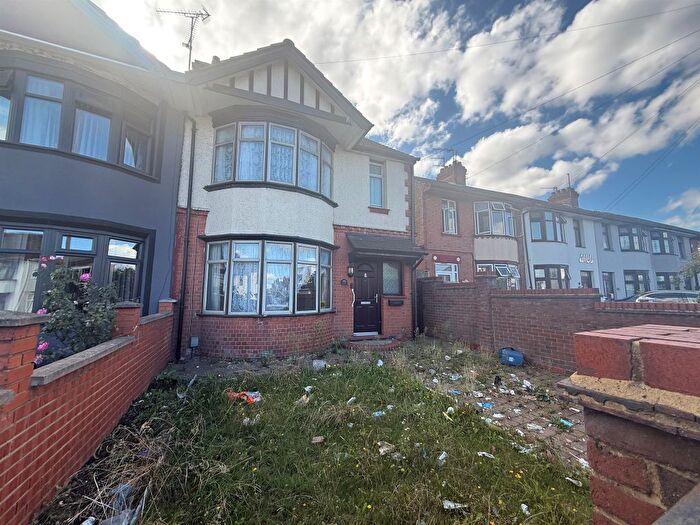 3 Bedroom Semi-Detached House For Sale In Dunstable Road, Luton, LU4