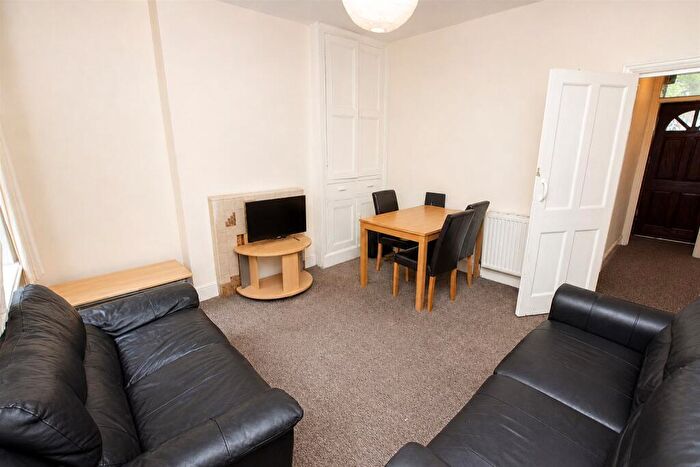 3 Bedroom House To Rent In Warwards Lane, Birmingham, B29