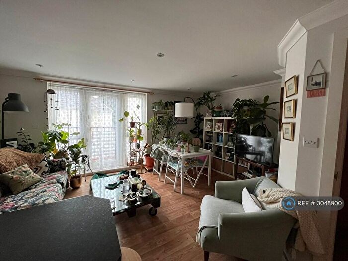1 Bedroom Flat To Rent In Crest Court, Poole, BH15