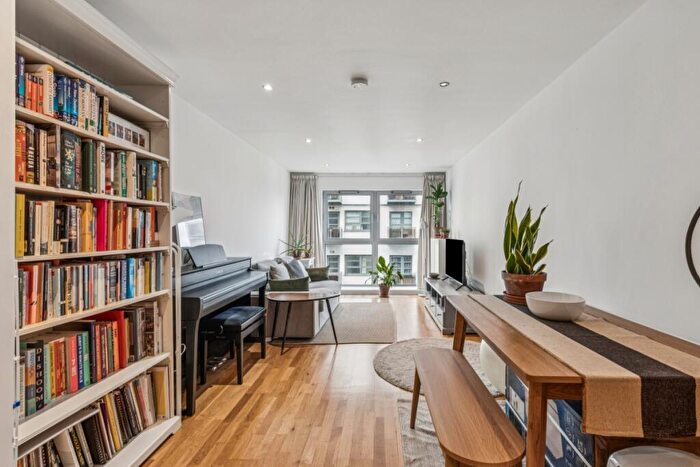 2 Bedroom Apartment To Rent In Southgate Road De Beauvoir, N1