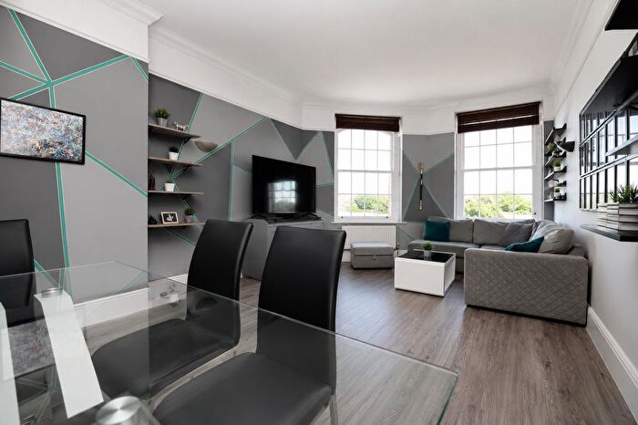 2 Bedroom Flat For Sale In Kingswood Place, Knowle Village, Fareham, PO17