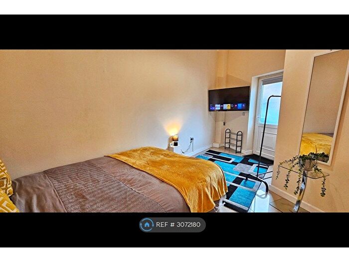 Studio To Rent In High Road, Ilford, IG3