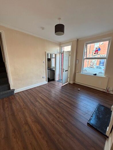 2 Bedroom End Of Terrace House To Rent In Brompton Grove, Leeds, LS11