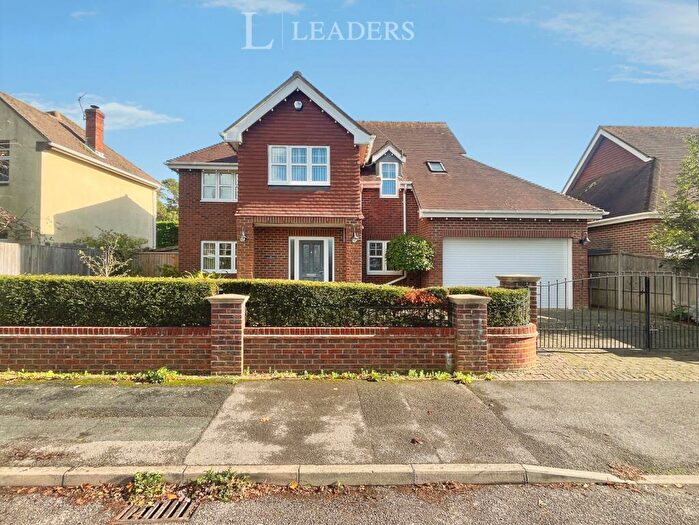 4 Bedroom Detached House For Sale In Castle Avenue, Havant, Hampshire, PO9