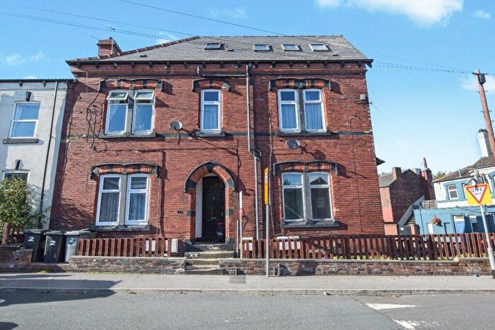 2 Bedroom Apartment For Sale In Flat, Whingate Road, Leeds, West Yorkshire, LS12