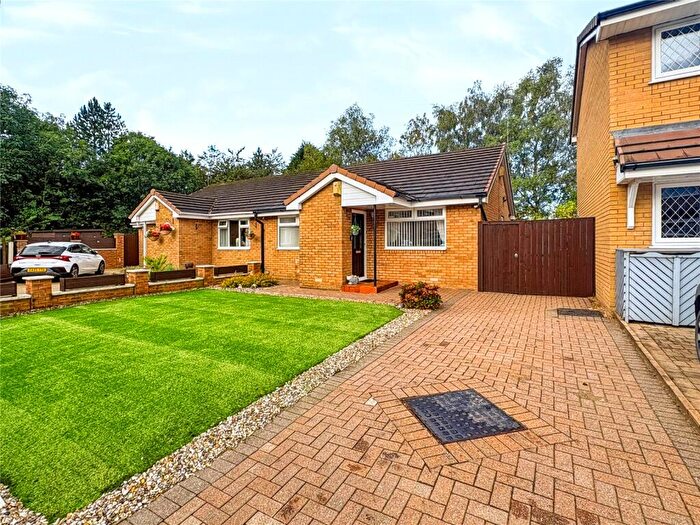 2 Bedroom Bungalow For Sale In Penthorpe Drive, Royton, Oldham, Greater Manchester, OL2