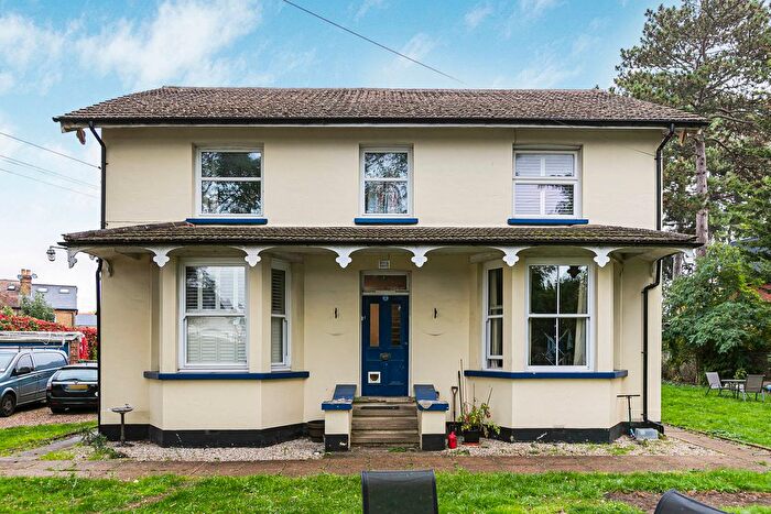 2 Bedroom Flat For Sale In Wendover Road, Staines-Upon-Thames, Surrey, TW18
