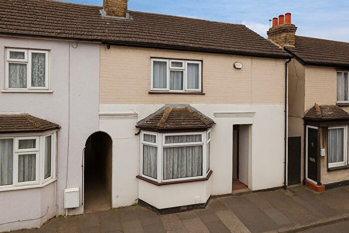 3 Bedroom Semi-Detached House For Sale In Hythe Road, Sittingbourne, ME10