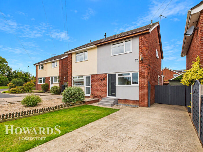 2 Bedroom Semi-Detached House For Sale In Herons Close, Lowestoft, NR32