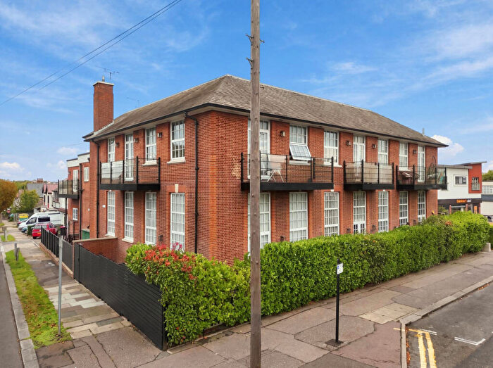 3 Bedroom Apartment For Sale In London Road, Leigh-on-sea, SS9
