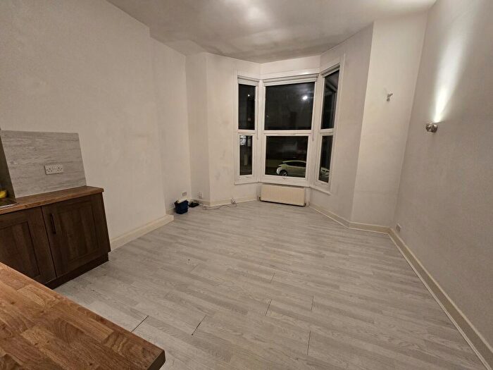 2 Bedroom Flat To Rent In Ground Floor Flat, Cricketfield Road, Hackney, London, E5