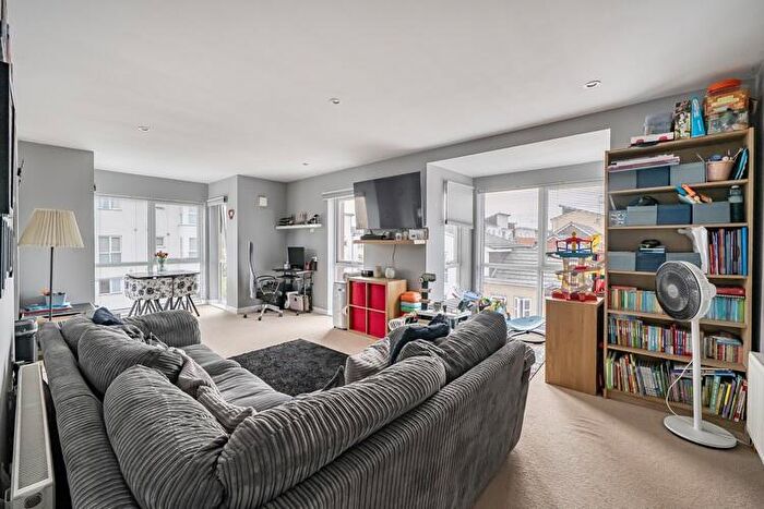 2 Bedroom Flat For Sale In Gweal Avenue, Whitley, Reading, RG2