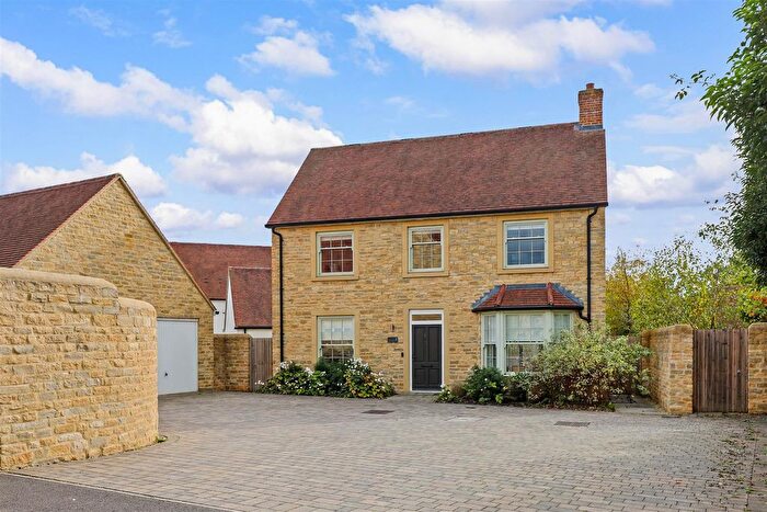 3 Bedroom Property For Sale In Taylors Close, Woodstock, OX20