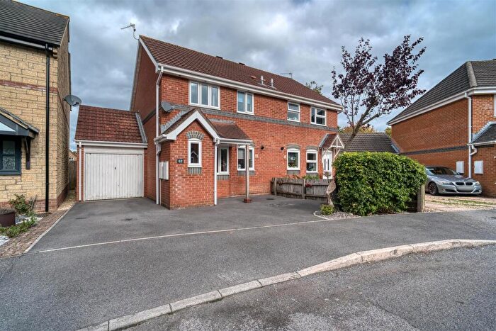 3 Bedroom Semi-Detached House For Sale In Cloverfields, Gillingham, SP8