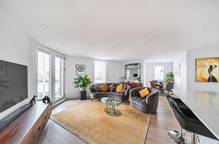 2 Bedroom Flat For Sale In High Street, Poole, Dorset, BH15