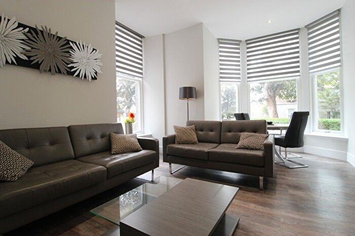 3 Bedroom Flat To Rent In Devanha Gardens, Flat B (Apartment ), AB11