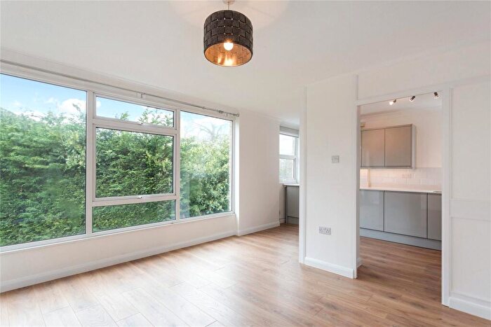 2 Bedroom Flat To Rent In Woodview Court, Queens Road, Weybridge, KT13