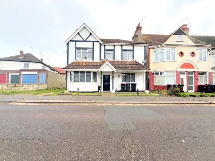 1 Bedroom Detached House To Rent In Southbourne Grove, Westcliff-on-sea, Southend-on-sea, SS0