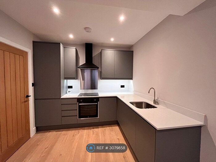 2 Bedroom Flat To Rent In Dallaway Gardens, East Grinstead, RH19