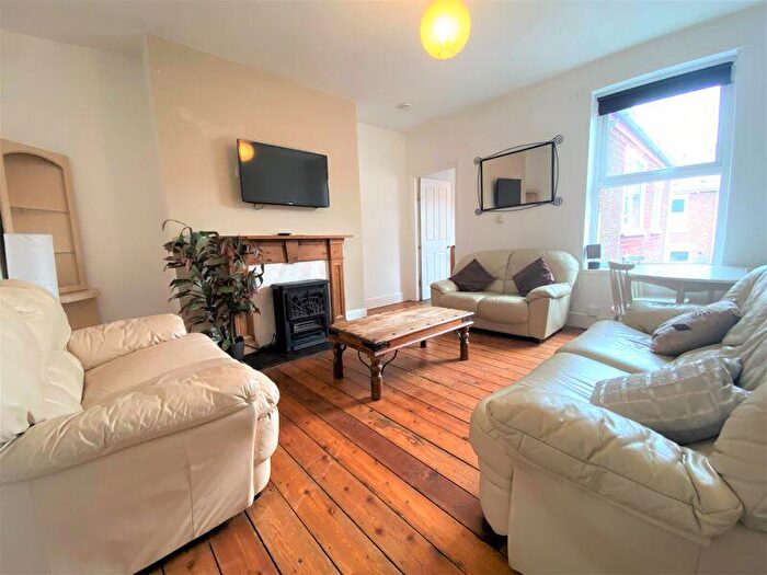 3 Bedroom Flat To Rent In Three Bed Student Flat - £ Pppw Plus Bills, South View West, Heaton, NE6