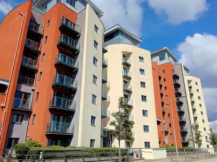 2 Bedroom Flat For Sale In South Quay, Kings Road, Marina, Swansea, SA1