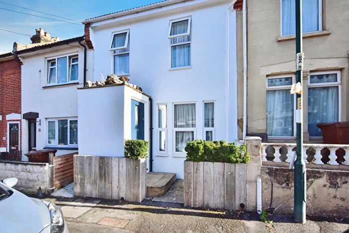 3 Bedroom Terraced House For Sale In Edinburgh Road, Chatham, Kent, ME4