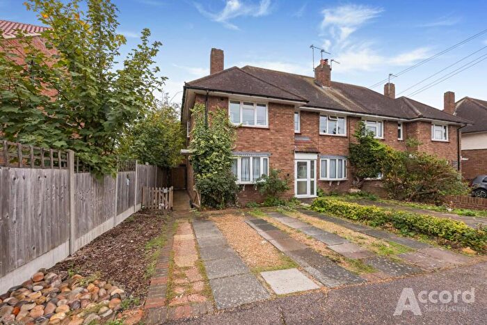 2 Bedroom Maisonette For Sale In Chelmsford Avenue, Romford, RM5