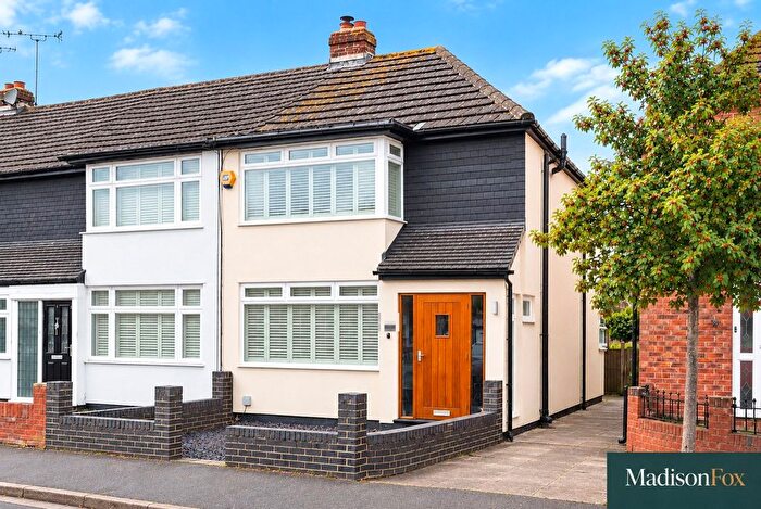 3 Bedroom End Of Terrace House To Rent In Avondale Drive, Loughton, Essex, IG10