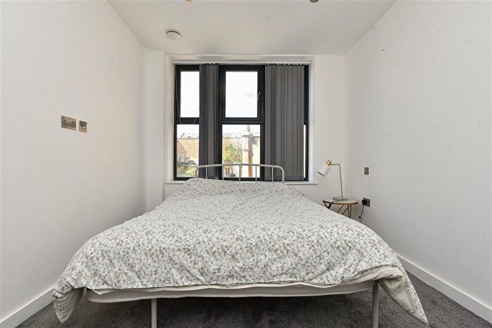 2 Bedroom Flat For Sale In Queensbridge Drive, Ramsgate, Kent, CT11