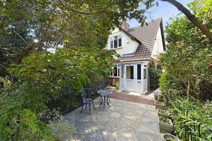 3 Bedroom Property For Sale In Pondfield Road, Godalming, GU7