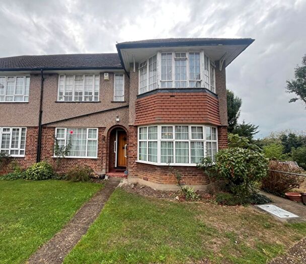 2 Bedroom Flat For Sale In Oakwood Close, Southgate, London, N14