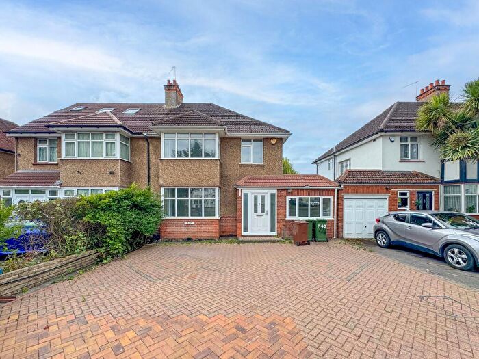4 Bedroom Apartment To Rent In Whitchurch Lane, Edgware, HA8